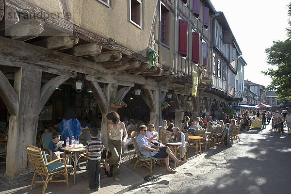 Cafe und Fachwerkbauten  Place De La Couverts  Mirepoix  Ariege  Midi-Pyrenees  Frankreich  Europa