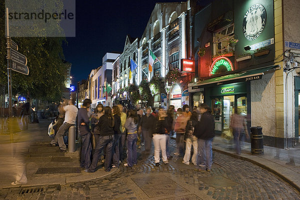 Menschen versammelten sich in Temple Bar  Dublin  Republik Irland  Europa