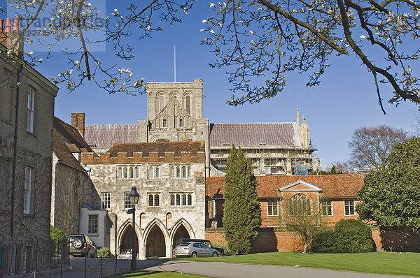 Die Kathedrale von Winchester und Fußgängerzone  Winchester  Hampshire  England  Vereinigtes Königreich  Europa