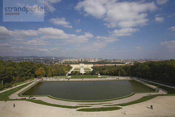 Ansicht von Schloss Schönbrunn  UNESCO Weltkulturerbe  von der Gloriette  Wien  Österreich  Europa