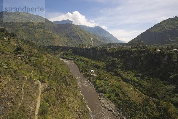 Das Tal des Flusses Pastaza  fließt  die aus den Anden zum oberen Amazonasbecken  in der Nähe von Banos  Ambato Provinz Central Highlands  Ecuador  Südamerika