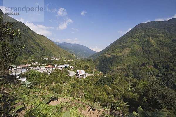 Kleine Stadt von Machay im Tal Flusses Pastaza  fließt  die aus den Anden zum oberen Amazonasbecken  in der Nähe von Banos  Ambato Provinz Central Highlands  Ecuador  Südamerika