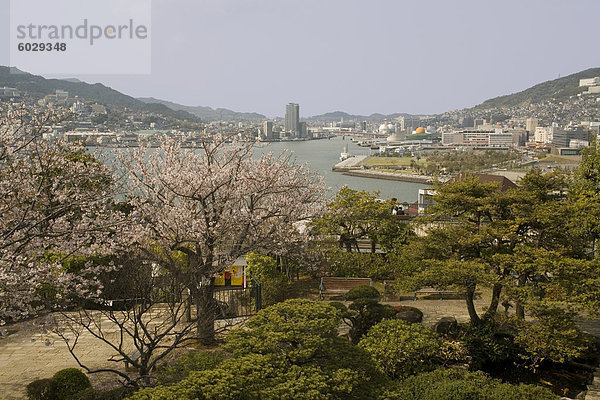 Blick auf Stadt und Hafen von Glover Gärten  Nagasaki  Japan  Asien