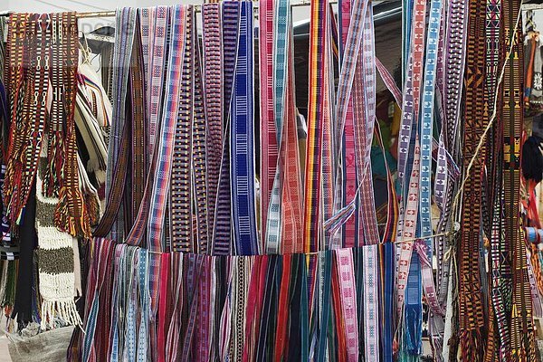 Bunte indigenen-Stil-Textilien Verkauf in diesem touristischen Hub und Kolonialstil Provinzhauptstadt  Provinz Chimborazo  Riobamba  zentrales Hochland  Ecuador  Südamerika