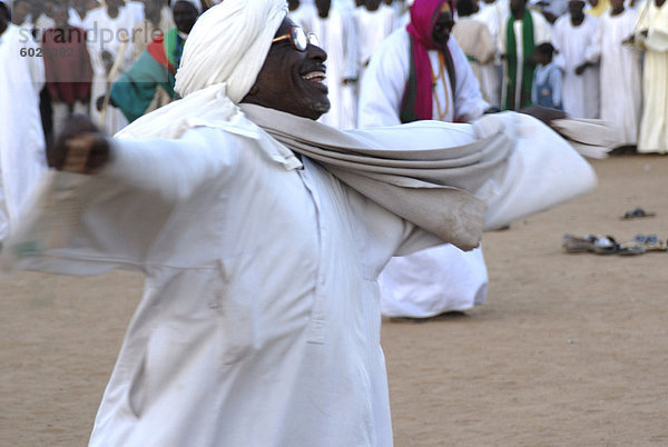 Derwische  Tänzerin in Trance in Sufi Zeremonie  Omdurman  Sudan  Afrika