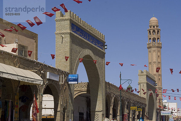 Haupt Straße und Moschee  Tozeur  Tunesien  Nordafrika  Afrika
