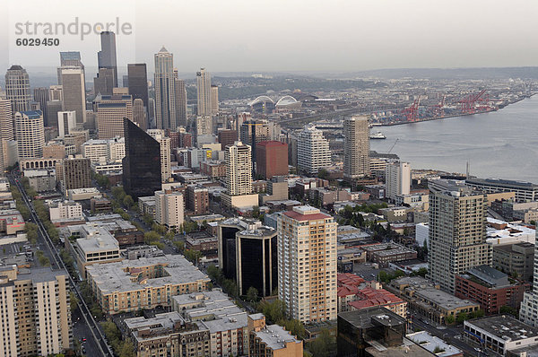 Übersicht über die Stadt von der Aussichtsplattform des Space Needle  520 ft hoch  Seattle  Washington State  Vereinigten Staaten von Amerika  Nordamerika