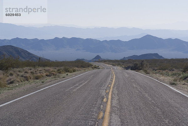 Straße durch die Mojave-Wüste  Kalifornien  Vereinigte Staaten von Amerika  Nordamerika