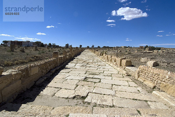 Eine der Hauptstraßen in die römische Ruine Sufetula  Tunesien  Nordafrika  Afrika