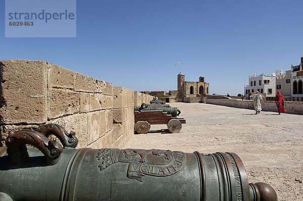 Kanonen  Skala der Kasbah  eine mächtige mit Zinnen Bastion  300 Meter Länge  gebaut auf den Klippen zum Schutz der Stadt auf der Seeseite  Essaouira  Marokko  Nordafrika  Afrika