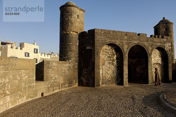 Skala der Kasbah  eine mächtige mit Zinnen Bastion  300 Meter Länge  gebaut auf den Klippen zum Schutz der Stadt auf der Seeseite  Essaouira  Marokko  Nordafrika  Afrika