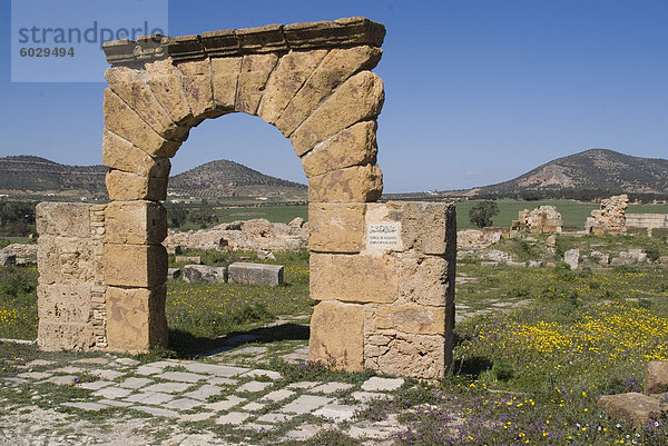 Bogen der Tempel der Caelestis  römische Ruine Thuburbo Majus  Tunesien  Nordafrika  Afrika