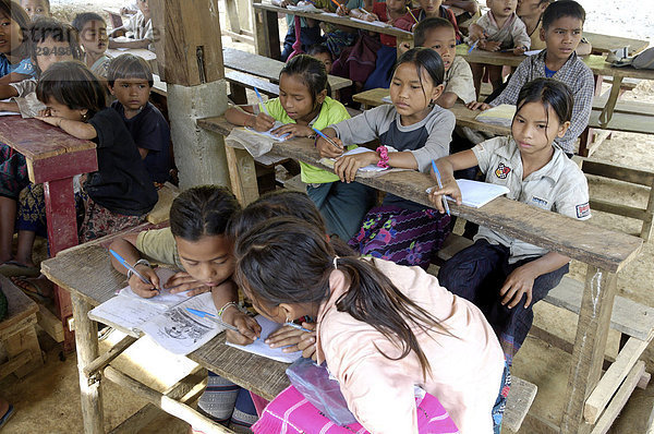 Dorfschule  Kamu ethnische Gruppe  Pakbeng Area  Laos  Indochina  Südostasien  Asien