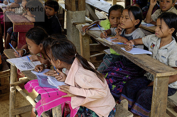 Dorfschule  Kamu ethnische Gruppe  Pakbeng Area  Laos  Indochina  Südostasien  Asien