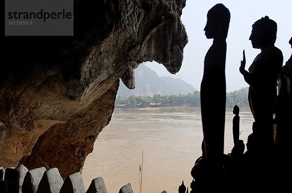 Die Pak Ou Höhlen  eine bekannte buddhistische Stätte und Wallfahrtsort  25 km von Luang Prabang  Laos  Indochina  Südostasien  Asien