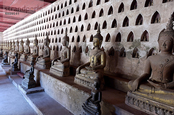 Die Galerie oder Kreuzgang umgibt die Sim  Wat Si Saket  Vientiane  Laos  Indochina  Südostasien  Asien