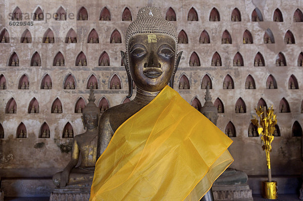 Buddha-Statue in der Galerie oder Kreuzgang umgibt die Sim  Wat Si Saket  Vientiane  Laos  Indochina  Südostasien  Asien