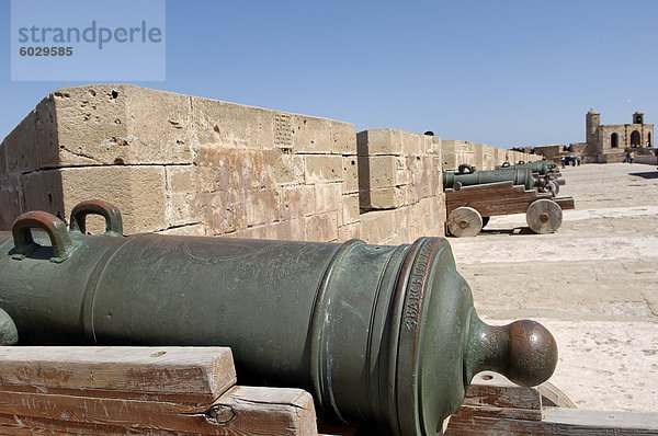 Skala der Kasbah  eine mächtige mit Zinnen Bastion  300 Meter Länge  gebaut auf den Klippen zum Schutz der Stadt auf der Seeseite  Essaouira  Marokko  Nordafrika  Afrika