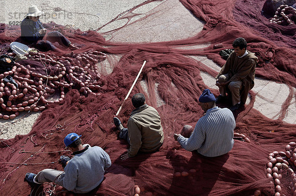 Männer reparierend Netze im alten Fischereihafen  Essaouira  Marokko  Nordafrika  Afrika