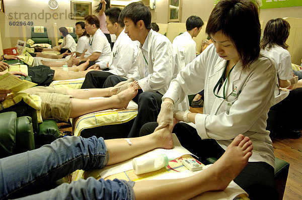 Basierend auf der traditionellen chinesischen Akupunktur Fußmassage. deren Fokus ist der Fuß  Taipei  Taiwan  Republik China  Asien