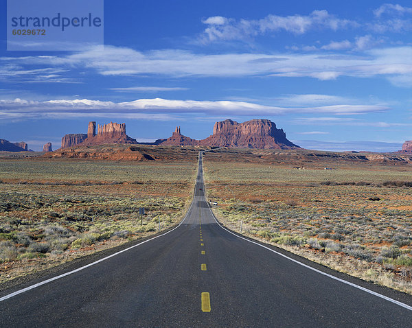 Geradeaus in Richtung Monument Valley  Navajo-Reservat  auf der Grenze zwischen Arizona und Utah  Vereinigte Staaten von Amerika  Nordamerika