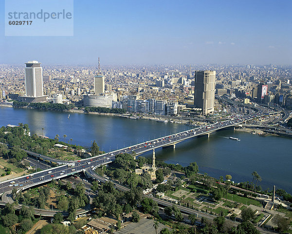 Skyline der Stadt mit dem 6. Oktober Brücke über den Nil  gesehen von der Fernsehturm Kairo  Kairo  Ägypten  Nordafrika  Afrika