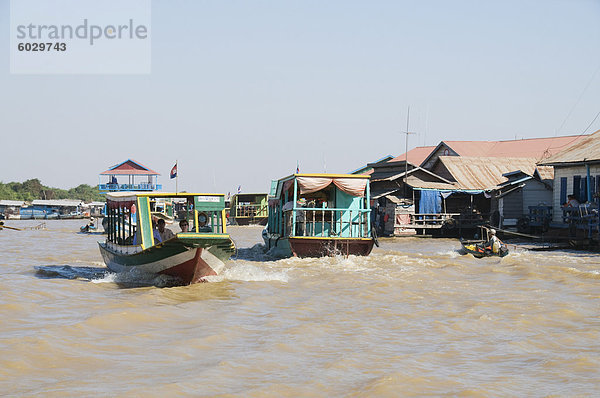 Touristische Boote  Tonle Sap See  in der Nähe von Siem Reap  Kambodscha  Indochina  Südostasien  Asien