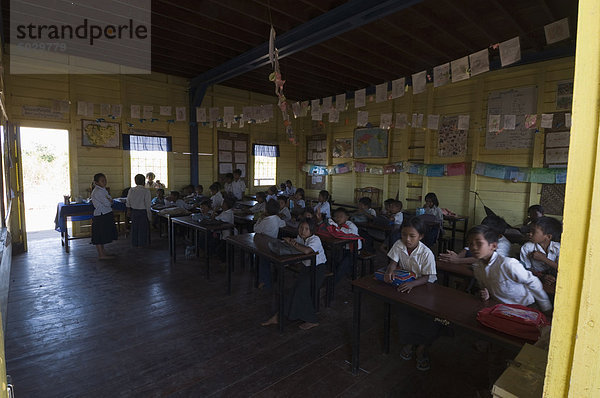 Schwimmende Schule  Tonle Sap See  in der Nähe von Siem Reap  Kambodscha  Indochina  Südostasien  Asien