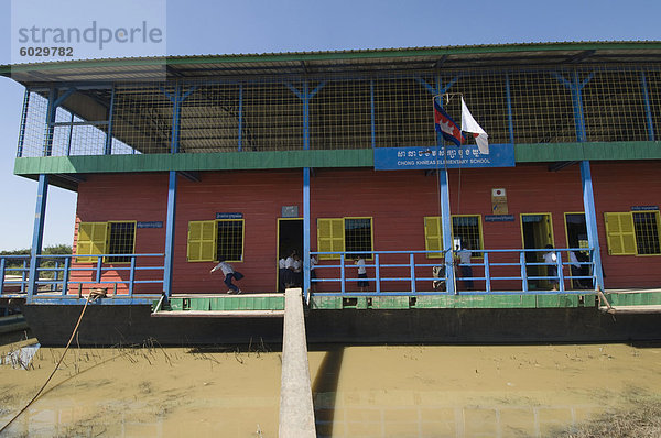 Schwimmende Schule  Tonle Sap See  in der Nähe von Siem Reap  Kambodscha  Indochina  Südostasien  Asien