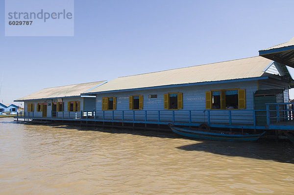 Schwimmende Schule  Tonle Sap See  in der Nähe von Siem Reap  Kambodscha  Indochina  Südostasien  Asien