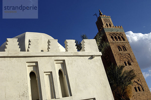 Das Koutoubia-Minarett im Herzen der alten Medina neben einer Moschee des gleichnamigen  gebaut im 12. Jahrhundert  Marrakesch  Marokko  Nordafrika  Afrika