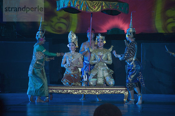 Angkor Wat Tempel nachts beleuchtet für eine spezielle Licht-Show  Siem Reap  Kambodscha  Indochina  Südostasien  Asien