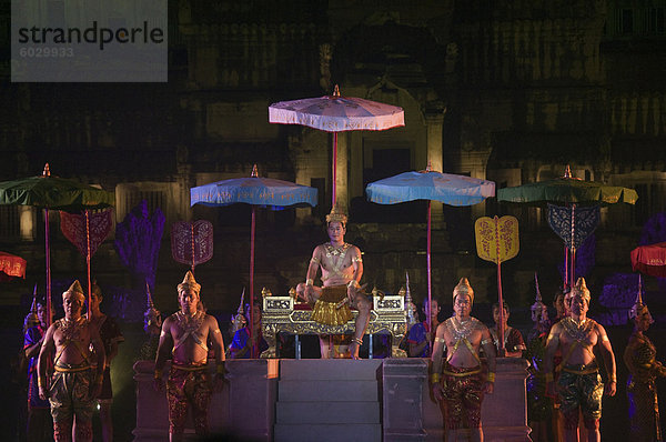 Angkor Wat Tempel nachts beleuchtet für eine spezielle Licht-Show  Siem Reap  Kambodscha  Indochina  Südostasien  Asien