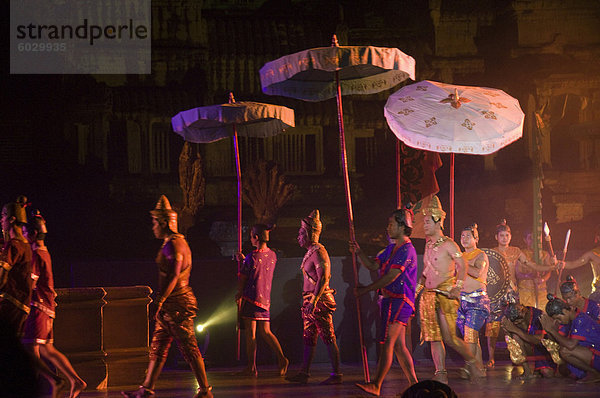 Angkor Wat Tempel nachts beleuchtet für eine spezielle Licht-Show  Siem Reap  Kambodscha  Indochina  Südostasien  Asien