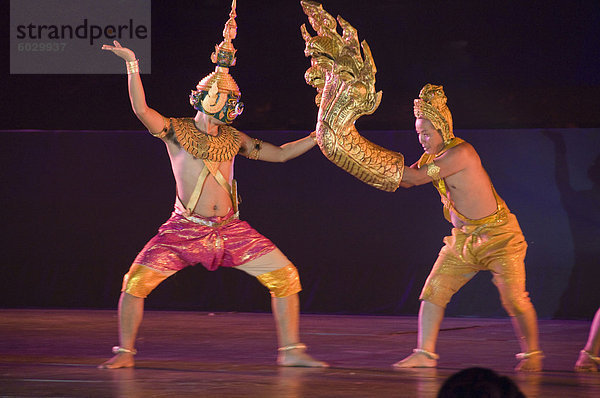 Angkor Wat Tempel nachts beleuchtet für eine spezielle Licht-Show  Siem Reap  Kambodscha  Indochina  Südostasien  Asien