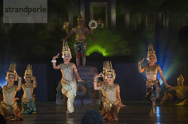 Angkor Wat Tempel nachts beleuchtet für eine spezielle Licht-Show  Siem Reap  Kambodscha  Indochina  Südostasien  Asien