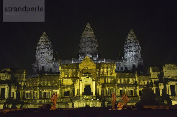 Angkor Wat Tempel nachts beleuchtet für eine spezielle Licht-Show  Angkor  UNESCO Weltkulturerbe  Siem Reap  Kambodscha  Indochina  Südostasien  Asien