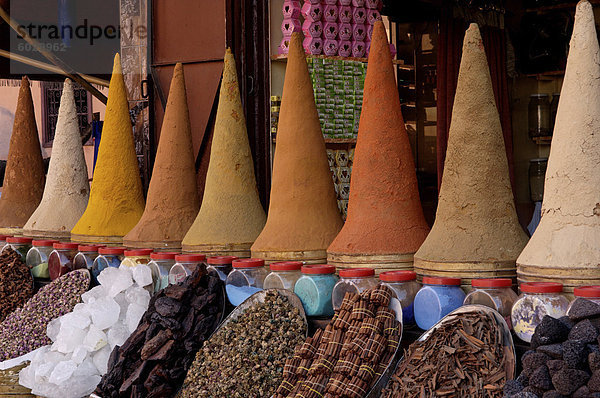 Gewürze in den Souks der Medina  Marrakesch  Marokko  Nordafrika  Afrika