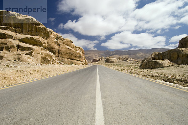 Straße durch felsige Landschaft  Jordanien  Naher Osten