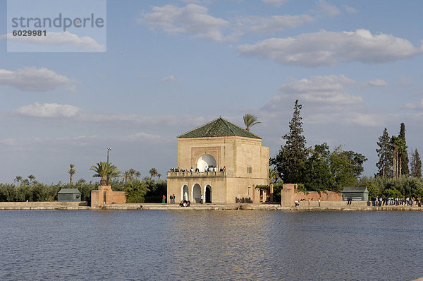 Die Menara-Gärten  wo die Almoraviden einen großen Pool in der Mitte des Gartens im 12. Jahrhundert und der Pavillon stammt aus der Zeit der Saadians  Marrakesch  Marokko  Nordafrika  Afrika baute