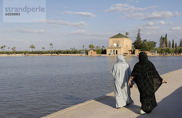 Die Menara-Gärten  wo die Almoraviden einen großen Pool in der Mitte des Gartens im 12. Jahrhundert und der Pavillon stammt aus der Zeit der Saadians  Marrakesch  Marokko  Nordafrika  Afrika baute