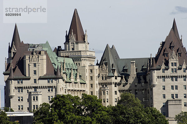 Das Fairmont Chateau Laurier Hotel  einem Kalksteingebäude liegt im Herzen der Hauptstadt Ottawa  Provinz Ontario  Kanada  Nordamerika