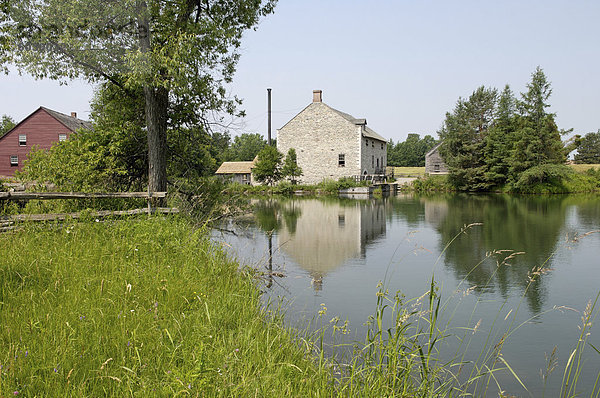 Mühlteich  Upper Canada Village aus den 1860er Jahren Heritage Park  Morrisburg  Ontario Provinz  Kanada  Nordamerika