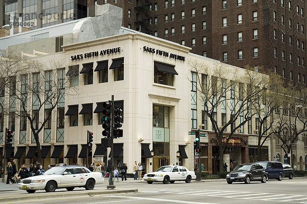 Saks Fifth Avenue auf Michigan Street oder der Magnificent Mile  Chicago  Illinois  Vereinigte Staaten von Amerika  Nordamerika