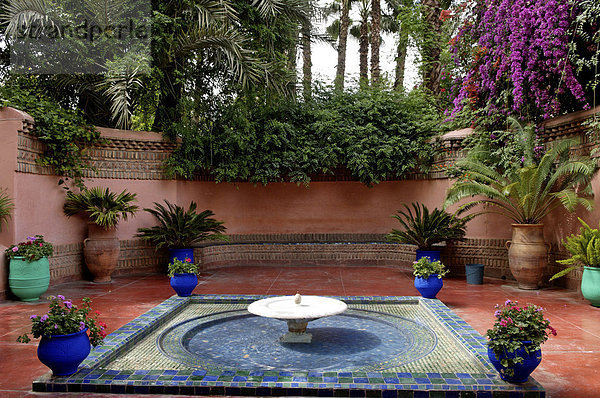 Brunnen im Garten Majorelle  erstellt von der französischen Tischlers Louis Majorelle und wiederhergestellt  indem die Modeschöpfer Yves Saint Laurent  Marrakesch  Marokko  Nordafrika  Afrika