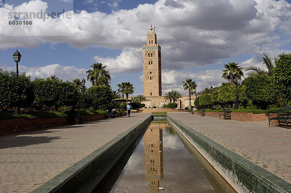 Das Koutoubia-Minarett im Herzen der alten Medina neben einer Moschee des gleichnamigen  gebaut im 12. Jahrhundert  Marrakesch  Marokko  Nordafrika  Afrika