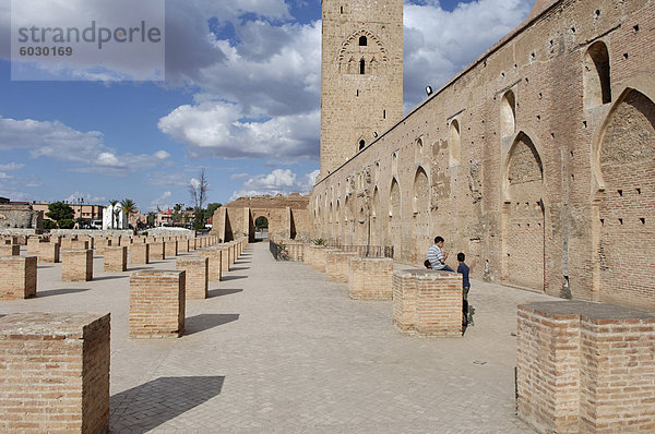 Das Koutoubia-Minarett im Herzen der alten Medina neben einer Moschee des gleichnamigen  gebaut im 12. Jahrhundert  Marrakesch  Marokko  Nordafrika  Afrika