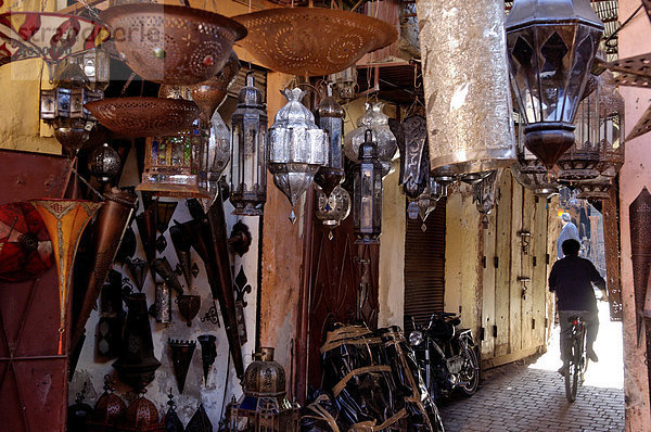 Die Souks in der Medina  Marrakesch  Marokko  Nordafrika  Afrika