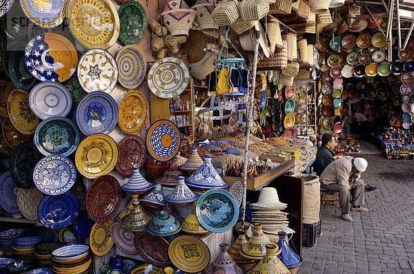 Die Souks in der Medina  Marrakesch  Marokko  Nordafrika  Afrika