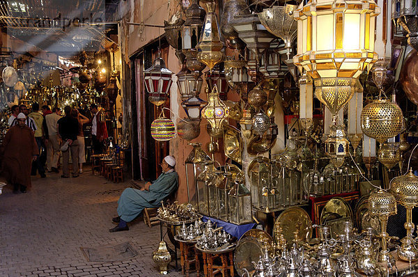 Die Souks in der Medina  Marrakesch  Marokko  Nordafrika  Afrika